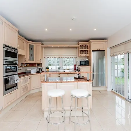 Vila Luxury In Paernu, Walking Distance From The And Centre *